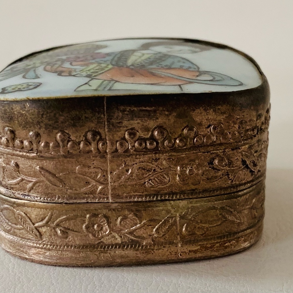 Vintage Asian porcelain shard lid metal silver trinket box - Picture 5 of 9